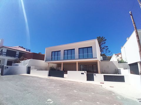 A magnificent 3bedroom plus office located in the upper part of Salir do Porto 900m from the sandy beach of Salir do Porto and S Martinho do Porto. This “contemporanea” project is the perfect junction between symmetry and functionality the entrance w...