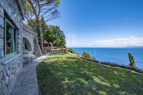 Splendid villa in Porto Santo Stefano in a unique position facing the Tuscan archipelago, with gardens, terraces, and a small separate flat for guests or staff. The villa, with stone facades that blend in perfectly with the surrounding landscape, is ...