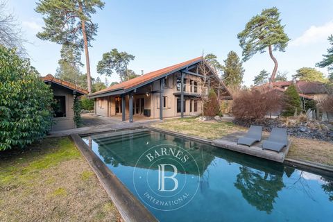 In a private domain on the banks of Lake Geneva, this wooden frame villa of approximately 219 sqm was built in 2006 surrounded by enclosed land not overlooked. The living room of approximately 80 sqm, equipped with a fireplace, is bright and bathed i...