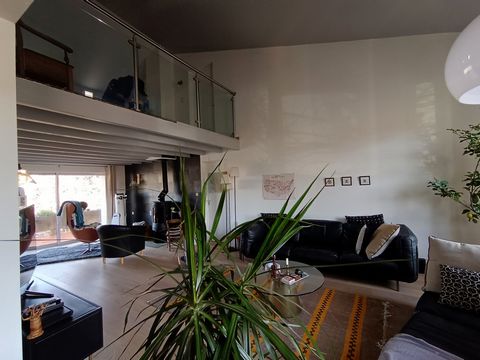 Eureka offers you this duplex of 190m2 on 2 levels without screws with garden and swimming pool. Located in the heart of the village of Espéraza, this very bright property has on the ground floor a beautiful living room of 43m2 and a magnificent equi...