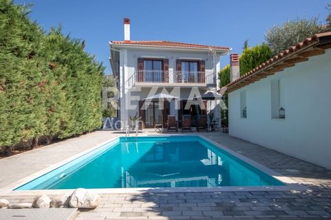 Agria - Volos: Villa available for sale exclusively with a swimming pool, 50 meters from the sea. The ultra-luxurious two-story house of 260 sq.m., with a 32 sq.m. pool, privately built in 2010, on a plot of 680 sq.m., has an ideal orientation and op...