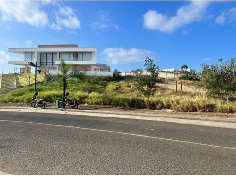 Land of 1051 m2 sea view ideal for the construction of real estate projects with capacity of up to 4 floors with a total of 8 apartments with better views and in one of the areas with the highest capital gain in the market. The Citadel has open space...