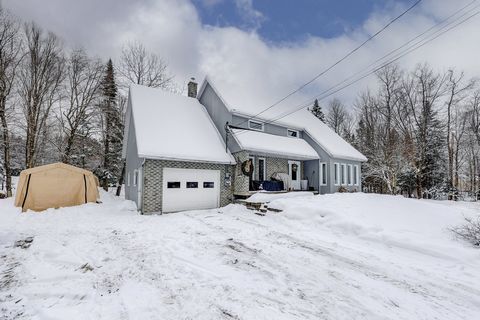 Single-family home located in St-Malachie. Great opportunity offering you accommodation in the basement. It has a separate entrance allowing you to enjoy your privacy while enjoying the benefits of an extra income. Stunning renovated cottage on a lot...