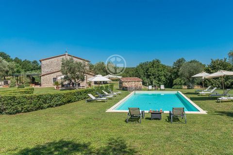 Fonte Cannella is a typical Tuscan farmhouse with rigorous proportions, measuring 380 sqm developed on two floors, characterized externally by walls in travertine stone and local stone and internally by the presence of a large room punctuated by two ...