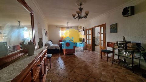 *INMOUMBRIA* FOR SALE Ground floor, two-storey house, on the corner in Gibraleón. 100 m² distributed in entrance hall, large living room, two bedrooms (previously three), kitchen with appliances and bathroom with shower. At the back of the house ther...