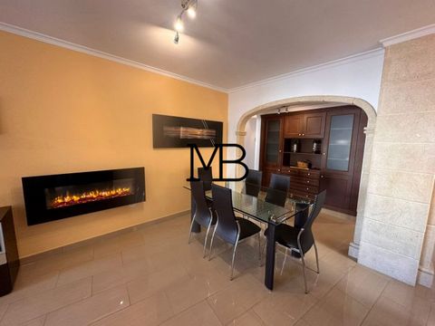 The flat is very well located, 50 metres from shops and restaurants. It has 3 bedrooms and 2 bathrooms, a well-equipped kitchen and a beautiful living room with a gas fireplace. It also has a terrace with uninterrupted views. It has a garage in the b...