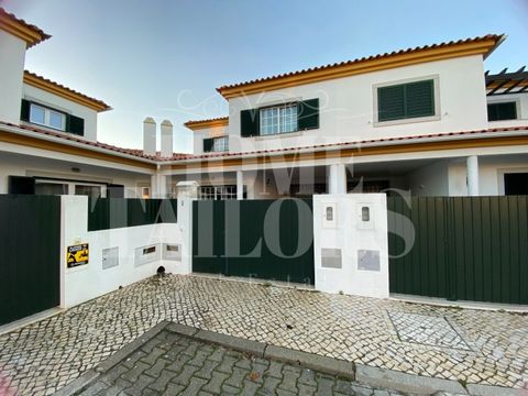 This charming villa is located in the stunning area of Sesimbra, a privileged area due to its proximity to the beach, and the Arrábida mountain range just a 40-minute drive from Lisbon. Situated in a quiet area, this property offers unobstructed view...