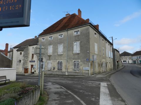 Building to renovate in its entirety in Dampierre-sur-Salon. Building of two apartments (one per level) of about 100m2 each, with large granaries suitable for conversion. The apartments have a large kitchen, a living room, two bedrooms, a bathroom. C...