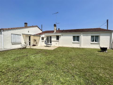 Quickly discover this charming single-storey house of approximately 110m2 of living space, located in the town center of Jarnac, close to all its amenities on foot and in a quiet street with the possibility of easy parking. The house consists of an e...