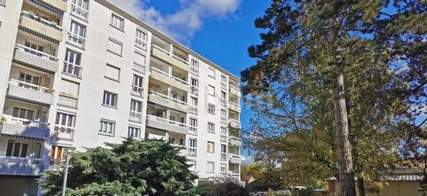 REF 18587 FB - DOLE - SWIXIM EXCLUSIVE - On the top floor of the Wilson residence, T4 apartment offering comfort and light. PVC windows with electric roller shutters, air conditioning. Living room, living room, fitted kitchen, 2 bedrooms, dressing ro...