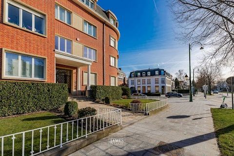 In a small, elegant, classic residence built in 1951, this beautiful flat was completely renovated in 2017 and offers lovely, unobstructed views. There is a lovely entrance hall, large reception rooms, a superbly equipped open-plan kitchen with its u...