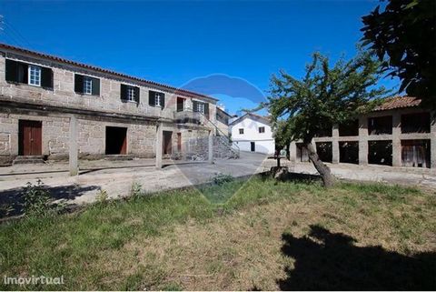 Excellent farmhouse with granary, main villa, caretaker's villa and plot of land. The Quinta is divided into two articles with independent use 6500m2 of construction area Located near the city center, next to the sports city, Hospital da Luz.
