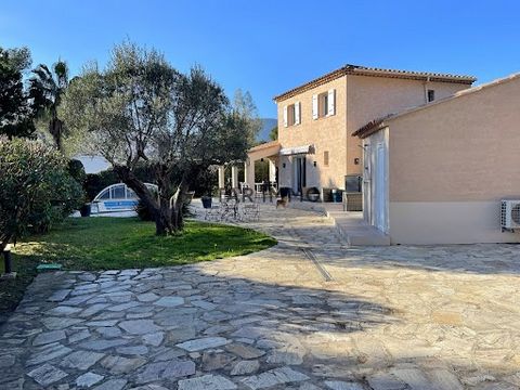 In a secure domain, villa from 2004 completely renovated in 2022 and only 600 m from the beach. Composed of 5 master suites, 6 WC, heated swimming pool, fully air-conditioned house, electric gate, automatic watering.