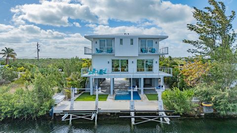 PRICED UNDER APPRAISED VALUE!! Immerse yourself in Keys living at its finest in this modern masterpiece! This architectural gem boasts 3,566 square feet of luxury, seamlessly blending breathtaking ocean views with high-end finishes throughout. Step i...