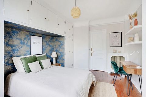 Discover this timeless 11 m² bedroom in the heart of Paris! With its classic ambience, it combines light shades of white and beige to perfectly match your personality. Rented fully furnished, you'll find plenty of storage space framing a king-size be...