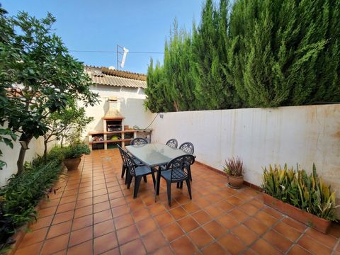 We present this wonderful semi-detached house just a few minutes from the centre of Nerja and 10 minutes from Burriana Beach. The access to the house is at street level. As soon as we enter, we find a nice terrace from where we enter the villa and wh...
