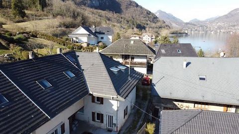 Haute-Savoie,74210 DOUSSARD Le lac d'ANNECY et sa piste cyclable à 2 minutes à pied ! A 30 km de la première station de ski et 15 km de la gare d'Annecy, au calme d'un hameau entre Duingt et Doussard, cette maison de village mitoyenne vous offre plus...