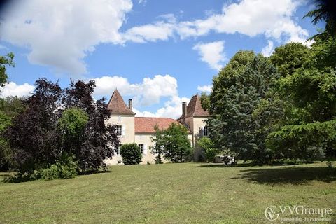 A manor house of about 393 m2 of the 17th century in a dominant position, 2 renovated outbuildings that can serve as cottages of about 250 m2 with outbuildings and swimming pool in a park of 1.92 hectares. This estate built in the 17th century in the...