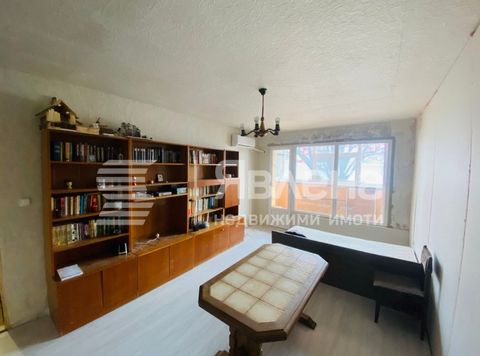 Yavlena offers an apartment of 62 sq.m., consisting of a living room, a bedroom and a kitchen, two glazed terraces, a bathroom with a toilet and a corridor. Replaced windows in all rooms, internal insulation of the external walls. The common areas ar...