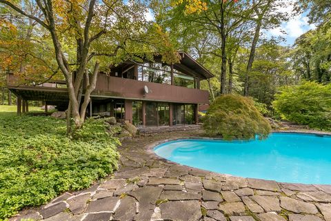 Start each day enjoying majestic views of the Hudson River, Hudson Highlands, Storm King and Breakneck Ridge. Stroll along the many paths that meander through your established and manicured gardens; enjoy the beautiful waterfall and pond. Gardens hav...