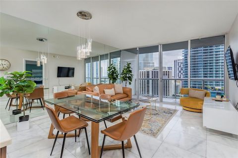Enjoy breathtaking views of Biscayne Bay from this North-East facing, spacious Luxury Apartment in the highly sought-after 03 Line of Icon Brickell where Short-Term Rentals are permitted. Open Kitchen, Large Living Room, and spacious Private Balcony ...