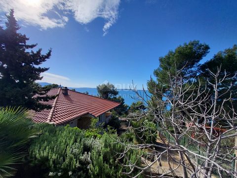 Location: Primorsko-goranska županija, Cres, Martinšćica. CRES ISLAND - House with sea view and two apartments The island of Cres is located in the Kvarner Bay and is the largest Adriatic island and a favorite tourist destination for a large number o...