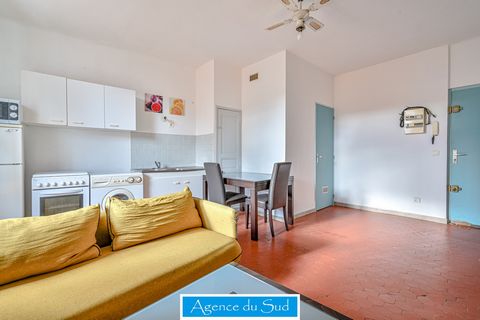 AUBAGNE in Exclusivity Nice type 2 of 35 m2, located on the 3rd floor without elevator of a building in the historic center. The apartment consists of a bright living room with open kitchen, bathroom with toilet and bedroom. This 2-room apartment is ...