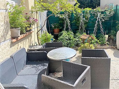 Exclusively come and discover this T2 apartment with terrace and garden in a quiet and secure residence. It consists of a living room / kitchen overlooking the terrace, a bedroom with placad and a bathroom. The property is accompanied by a private pa...