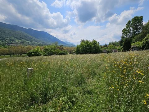 Seize a great opportunity with this building plot, serviced in the town of Oriol-En-Royans. Good exposure with unobstructed views of the mountains of the Vercors Regional Park. You can use an area of 1000m2 to build your family home. The selling pric...