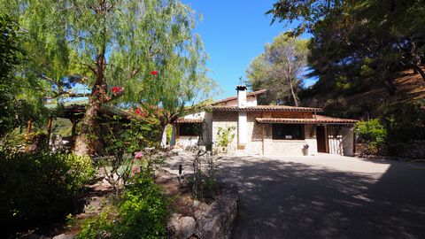 Saint Martin de Peille, Private and secure domain. Charming stone single storey villa of 180 m2 with 3 bedrooms. Saint-Martin de Peille village is located in Maritime Alps France, and famous for its magnificent mountain scenery and turquoise waters o...