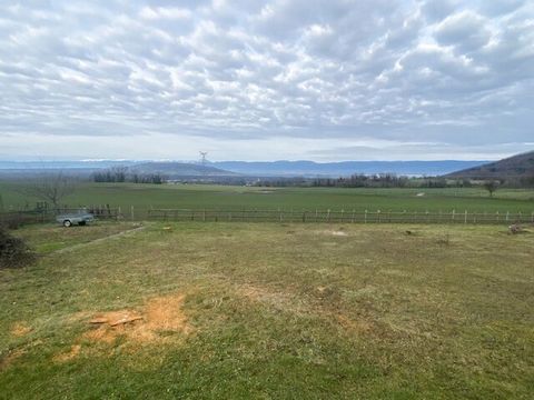 Located in the commune of Draillant, plot of building land of 643 m2 with unobstructed views. UB Zone, COS 50% Free of any manufacturer.