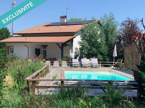 In Luxey, located in the Haute Lande region, 50 km from Mont de Marsan, 85 km from Bordeaux and close to ocean beaches (Mimizan, Biscarosse ...). Come and discover this 20th century Basco-Landaise house with its 100m² outbuilding, swimming pool, wood...