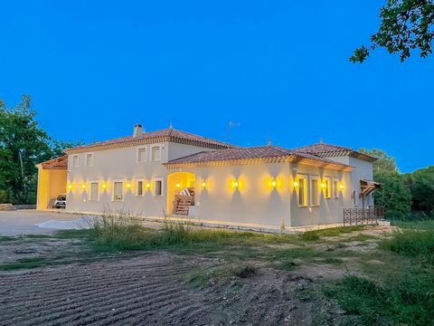 In the town of LA VERDIERE, nestled in the heart of the Verdon Park, come and discover this beautiful new villa, built with innovative materials. Ideally located near the Gorges du Verdon, less than 30 minutes from Cadarache / Iter, Esparron and Lake...