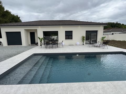 Bergerac, close to the lake of Pombonne, we offer you this very beautiful new house of 2023. Single storey house which consists of a large living room of 50m2 with a fully equipped and fitted kitchen opening onto a terrace with 8*4 swimming pool, fac...