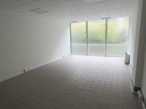Offresi in locazione ufficio nuovo, luminoso e facilmente raggiungibile a Bolzano. L'ufficio dispone di una superficie netta di 40 mq e si trova al 1º piano di un edificio per uffici di recente costruzione. Offre un bagno condominiale ad uso esclusiv...