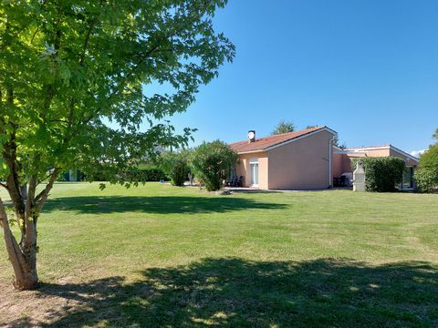 Découvrez cette maison de plain-pied, nichée dans un écrin de verdure d'environ 2800 m², située dans un quartier calme et sans vis-à-vis. Profitez d'un cadre de vie exceptionnel avec un terrain arboré, une piscine hors sol enterrée, plusieurs abris d...