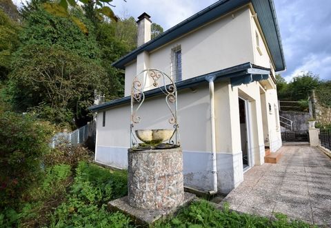 Découvrez cette charmante maison individuelle située dans un village dynamique, offrant un cadre de vie agréable et convivial. Idéalement placée, à 8 mn de Lourdes, 14 mn de Nay. Parfaite pour un cadre familial, ou alors pour passer vos vacances Au r...