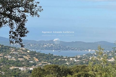 Sea view and on the golf course of Sainte Maxime for this beautiful property almost entirely on one level. Completely renovated in 2022 in a modern spirit, it is made up of two independent parts connected by a patio. The main part has an entrance wit...