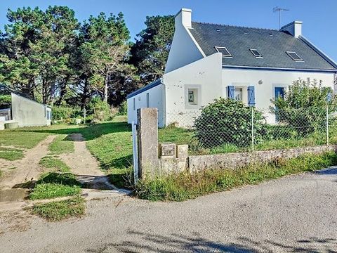 Maison de 116m2 avec vue mer et accès à la Plage de Locmaria par chemin Sur terrain constructible de 1042m2 Salon séjour, cuisine équipée, arrière cuisine, chambre en rdc, salle d'eau et wc séparé. A l'étage : 3 chambres, et une grande salle d'eau , ...