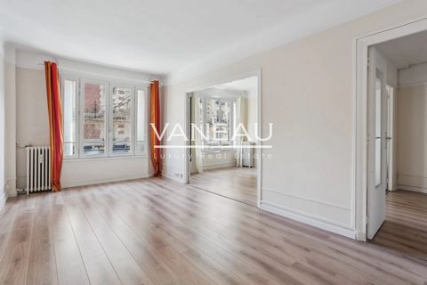 Located in a lively and commercial area, close to the Petite Ceinture, Le groupe VANEAU offers you exclusively this 2-room apartment on the 1st floor with elevator of a beautiful old building maintained with caretaker. Authorized liberal professions....