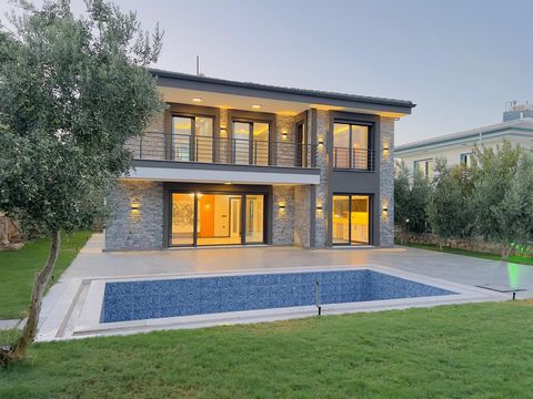 Vrijstaande villa met 5 slaapkamers te koop in Didim Akbuk kant.  Villa is gelegen in Didim Altinkum en op slechts 5 minuten rijden van het strand en een uur van de internationale luchthaven van Bodrum. 5 slaapkamers 3 badkamers Woonkamer met open ke...