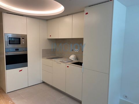 Studio Duplex-appartement met 1 slaapkamer op de eerste verdieping met 71,77 m2, gloednieuw, met 1 parkeerplaats gelegen in het historische centrum, in een van de meest traditionele wijken van Porto, op een steenworp afstand van de Bolhão-markt, in d...