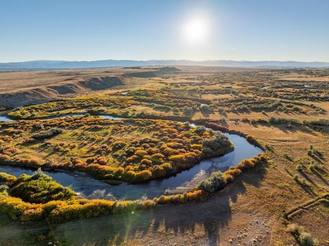 Die Bath Ranch ist eine großartige Gelegenheit, einen sehr produktiven Bauernhof/Rinderbetrieb zu besitzen. Bestehend aus 646+/- Hektar Land, bietet dieses Anwesen eine großartige Balance aus produktivem Ackerland mit reichlich Weideland und Freizeit...