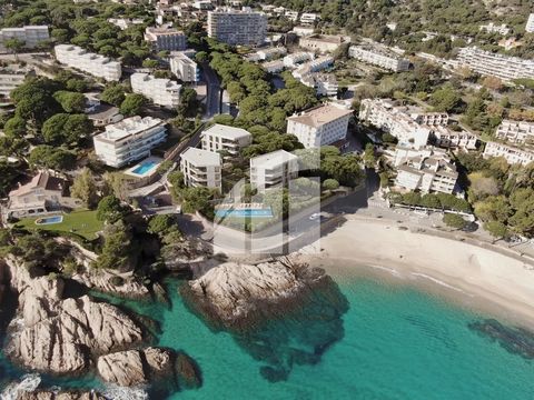 S'Agaró, Spanje // Ontdek 12 uitzonderlijke appartementen gelegen aan de frontlinie van de prestigieuze badplaats S'Agaró, genesteld in het hart van de Costa Brava. Dit wooncomplex bestaat uit drie gebouwen van vier verdiepingen, elk met een enkel ap...