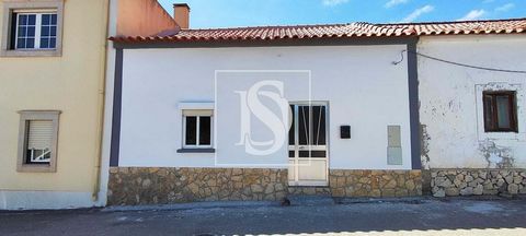 Esta deslumbrante moradia renovada em Lourinhã oferece o equilíbrio perfeito entre o charme tradicional e o conforto moderno. Com três quartos e uma casa de banho elegante, esta propriedade é um verdadeiro refúgio de tranquilidade. A área da casa é d...