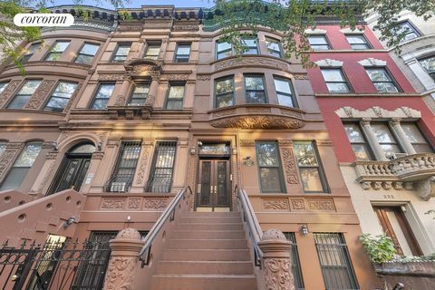 Treten Sie ein in ein Stück Harlemer Geschichte in der 252 West 137th St, einem sorgfältig renovierten, 19 Fuß breiten legalen 2-Familien-Sandsteingebäude, das vom renommierten Architekten John Hauser entworfen wurde. Diese atemberaubende Residenz ve...