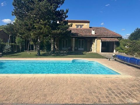 Charmant huis in Entraigues-sur-la-Sorgue Perceel: 1058 m² Bebouwde oppervlakte : 120 m² Kom en ontdek dit warme huis gelegen in Entraigues-sur-la-Sorgue, dat een aangename leefomgeving biedt met een prachtige tuin, vele troeven en dicht bij winkels ...