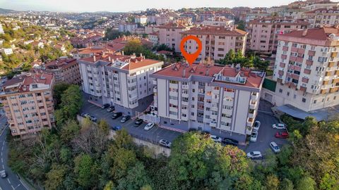 Sariyer Darussafaka (district) Op de tonijnsite In het groen Speciaal gedecoreerd 110m2 oppervlakte 3+1 Cirkel Zeer rustige en vredige locatie Op de site Veiligheid Dubbel balkon Dubbele auto rechts Lift Park voor kinderen Mini basketbal Condominium/...