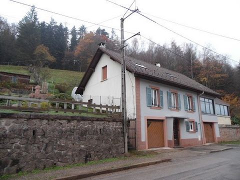 MOUSSEY (Vogesen) Patrice DENIS bietet Ihnen dieses Haus von 140m² an, das derzeit vermietet ist Eingang, Einbauküche, großes Wohnzimmer mit Zugang zur Veranda und Terrasse, 2 Schlafzimmer, Bad-WC, Obergeschoss: 4 Schlafzimmer, Bad, WC, Dachboden. Un...