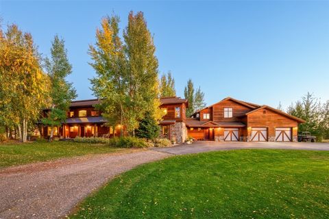 Die Suzi-Q Ranch liegt im malerischen South Valley von Steamboat Springs, nur 6 Meilen vom Skigebiet Steamboat entfernt und bietet eine Fülle von Annehmlichkeiten und Freizeitmöglichkeiten, die es wie eine Welt entfernt erscheinen lassen. Das 6.158 S...